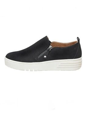 Cushionaire black Nissa slip on sneakers 8M